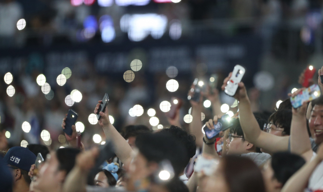 21일 경남 창원시 마산회원구 창원NC파크에서 열린 2019 KBO 프로야구 올스타전 경기. 8회 초 종료 후 팬들이 휴대폰 조명을 켜 응원하고 있다. 연합뉴스
