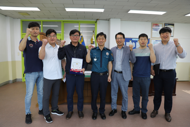 의성경찰서 김준식 서장(오른쪽에서 네번째)과 형사팀이 경북지방경찰청 2/4분기 베스트 형사팀에 선정된 것을 축하하는 기념 사진을 촬영하고 있다. 의성경찰서 제공