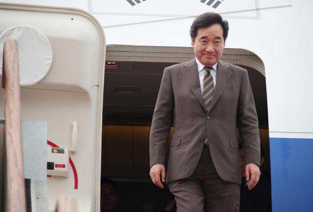 이낙연 국무총리가 방글라데시·타지키스탄·키르기스스탄·카타르 등 4개국 순방을 마치고 22일 경기도 성남 서울공항에 도착하고 있다. 연합뉴스