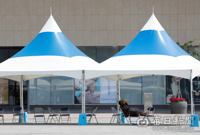 22일 동대구역 광장에서 한 시민이 그늘막 쉼터에 앉아 더위를 피하고 있다. 태풍이 지나가고 폭염이 시작된 이날 대구의 낮 최고 기온은 33.5℃까지 치솟았다. 우태욱 기자 woo@imaeil.com
