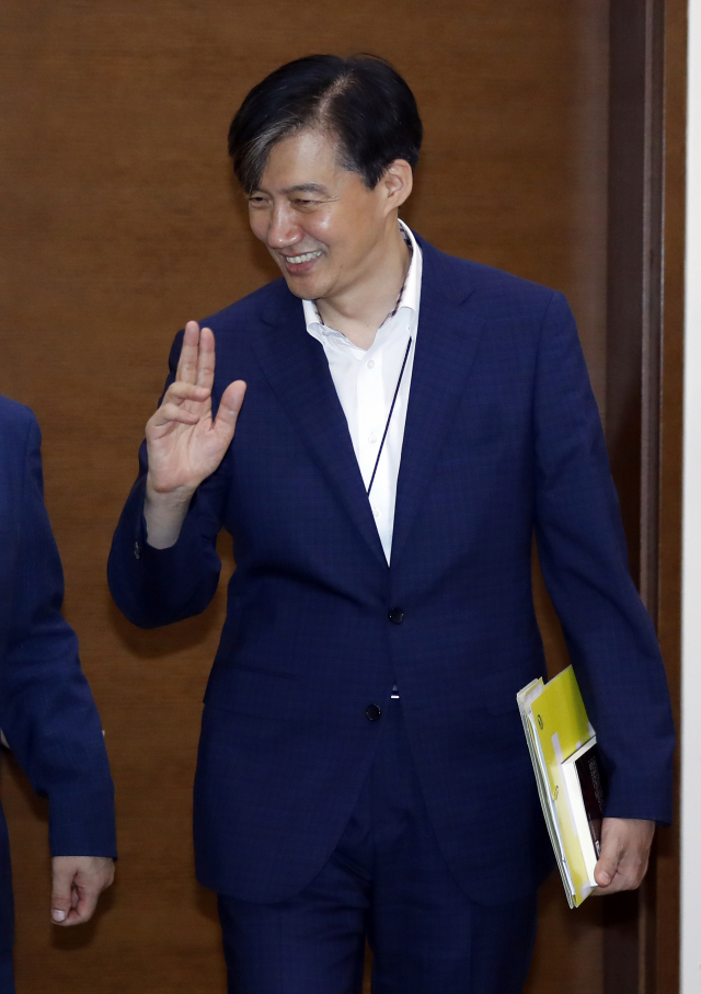 청와대 조국 민정수석이 22일 오후 청와대에서 열린 수석·보좌관회의에 입장하고 있다. 연합뉴스