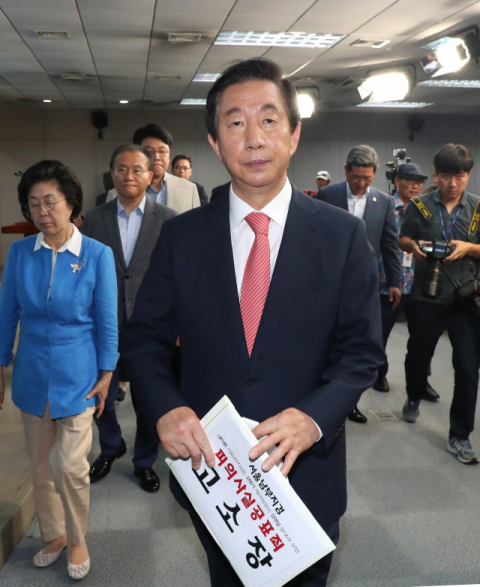 자유한국당 김성태 의원(가운데)이 22일 오후 국회 정론관에서 동료 의원들과 함께 서울남부지검의 