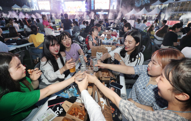 2019 대구치맥페스티벌 행사장을 찾은 시민들이 치킨과 맥주를 즐기고 있다. 매일신문 DB.