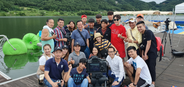 경북 상주보수상레저센터에서 기념촬영하는 베트남의 인기 연예인과 국영방송 VTV2의 제작진들. 상주시 제공