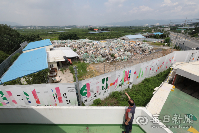 23일 경산시 자인면 남촌리의 한 창고 앞 공터에 몰래 버린 불법 폐기물 2천여 t 가량이 산더미처럼 쌓여 있다. 정운철 기자 woon@imaeil.com