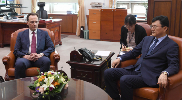 윤순구 외교부 차관보가 23일 오후 서울 종로구 외교부에서 막심 볼코프 주한 러시아 대사대리를 초치해 러시아 군용기의 독도 영공 침범에 대해 항의하고 있다. 연합뉴스
