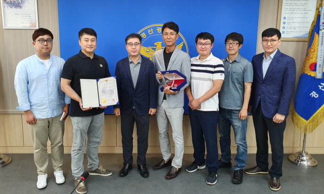 경산경찰서 생활범죄수사팀이 경북지방경찰청에서 실시한 2019년 상반기 베스트 생활범죄수사팀으로 선정돼 23일 인증패와 표창장 등을 받았다.