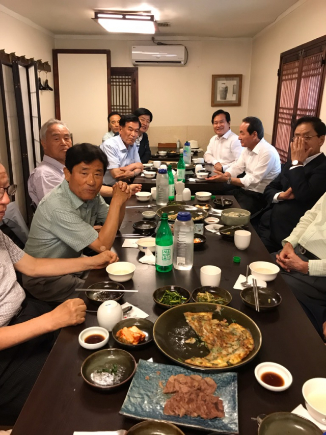 대한민국헌정회 소속 대구경북 출신 인사들이 23일 서울 강남의 한 식당에 모여 현 시국에 대해 날선 비판을 이어갔다. 사진제공 임인배 전 의원