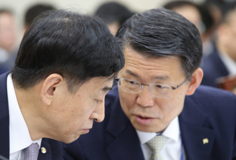 한국은행 이주열 총재가 은성수 수출입은행장과 23일 국회에서 열린 기획재정위원회 전체회의에서 이야기하고 있다. 연합뉴스