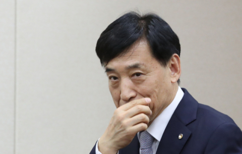 한국은행 이주열 총재가 23일 국회에서 열린 기획재정위원회 전체회의에 들어서고 있다. 연합뉴스