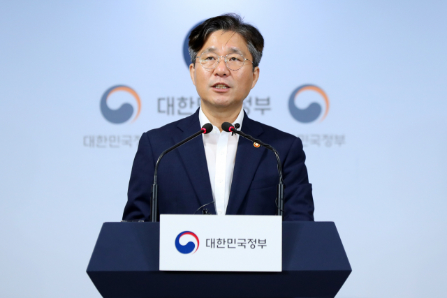 성윤모 산업통상자원부 장관이 24일 오전 서울 종로구 정부서울청사 브리핑룸에서 일본 수출무역관리령 개정안 관련 정부 의견서 제출 관련 브리핑을 하고 있다. 이날 우리 정부는 불충분한 사유에 기인한 일본 정부의 한국에 대한 수출규제 강화 조치에 대해 유감의 뜻과 개정안 철회의 내용을 담은 의견서를 일본 정부에 전달했다. 연합뉴스
