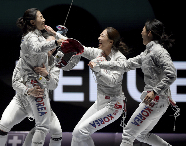 한국 펜싱 여자 사브르 대표팀이 23일(현지시간) 헝가리 부다페스트에서 열린 2019 펜싱 세계선수권대회 여자 사브르 단체전 동메달 결정전에서 이탈리아에 45-35로 승리한 뒤 기뻐하고 있다. 김지연(익산시청), 황선아(익산시청), 최수연(안산시청), 윤지수(서울특별시청)로 구성된 여자 사브르 대표팀은 대회 단체전에서 러시아, 프랑스에 이어 3위에 올랐다. 연합뉴스