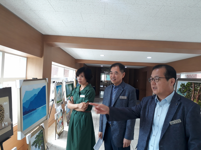 경북교육청연수원 김대용(오른쪽) 총무과장이 미술 작품에 대해 이용재(중앙) 총무부장에게 설명하고 있다. 경북교육청연수원 제공