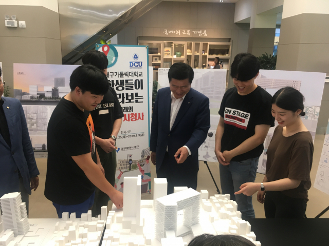 류규하 중구청장이 25일 대구가톨릭대학교 학생들이 제작한 신청사 조형 작품을 같이 살펴보고 있다. 중구청 제공.