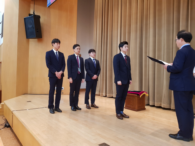 원종석 한국은행 대구경북본부장이 지난 24일 본부 강당에서 열린 통화정책 경시대회 참가자에게 시상하고 있다. 한은 대구경북본부 제공