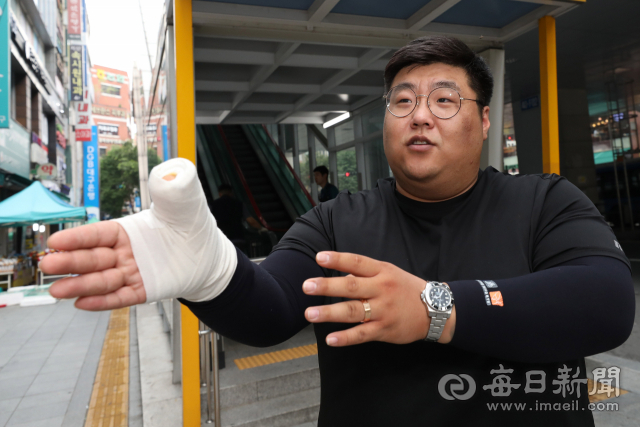 대구도시철도 3호선 범물역 공익요원 신석원 씨가 뇌전증 환자의 발작을 막으려다 엄지손가락이 깨물렸던 당시 상황을 설명하고 있다. 정운철 기자 woon@imaeil.com