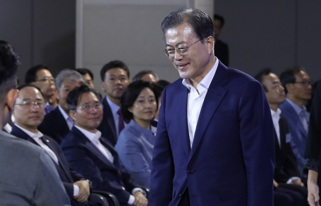 문재인 대통령이 25일 오후 경북 구미 컨벤션센터인 구미코에서 