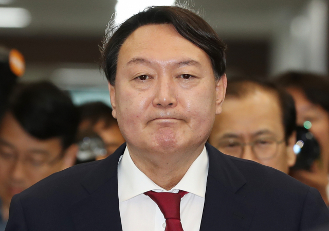 윤석열 신임 검찰총장이 25일 서울 서초구 대검찰청에서 열린 취임식에 입장하고 있다. 연합뉴스
