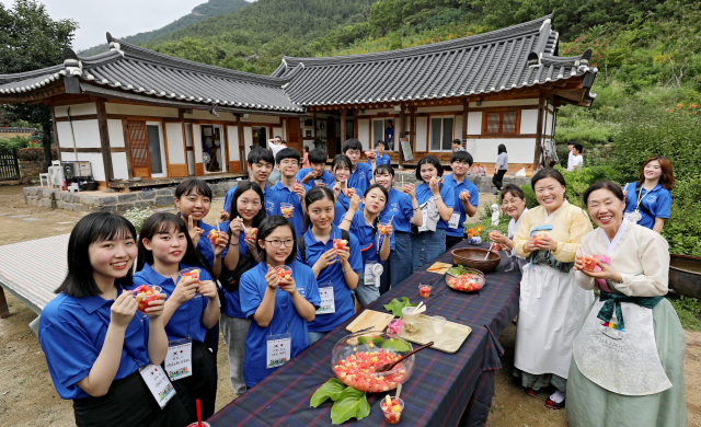 26일 오후 대구 동구 옻골마을을 찾은 일본 히로시마의 청소년국제교류단 학생들과 한국 학생들이 과일화채 만들기 체험을 하고 있다. 김영진 기자 kyjmaeil@imaeil.com
