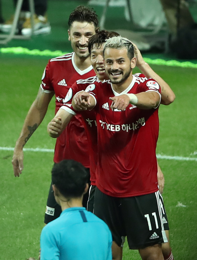 지난 7월 26일 서울 마포구 성산동 서울월드컵경기장에서 열리는 하나원큐 팀 K리그와 유벤투스 FC의 친선경기. K리그 세징야가 팀의 두번째 골에 성공한 뒤 세리머니를 펼치고 있다. 연합뉴스