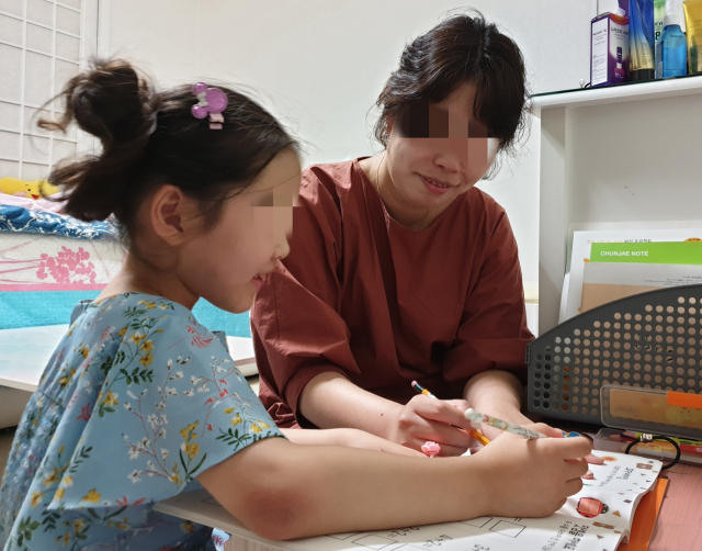 한지민(40·가명) 씨는 루푸스 병을 앓는 탓에 딸 서연(6·가명) 양이 물놀이 가자고 보채도 들어 줄 수 없어 씁쓸하기만 하다. 집 안 에서 서연이와 독서, 산수놀이를 해도 미안한 마음은 좀처럼 가시지 않는다. 이주형 기자