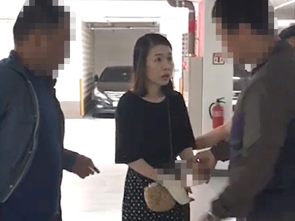 지난 6월 1일 오전 10시 32분께 충북 청주시의 한 아파트 지하주차장에서 제주동부경찰서 형사들에 의해 살인 등 혐의로 긴급체포되는 고유정의 모습. 이 사진은 경찰이 촬영한 영상의 캡처본. 연합뉴스