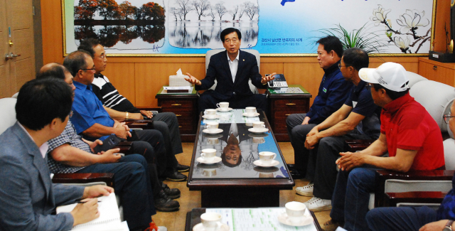 경산 와촌면 농민과 이정열 와촌농협조합장 등이 26일 최영조 경산시장을 만나 과수 가격 하락에 따른 대책 마련을 요구하고 있다. 김진만 기자
