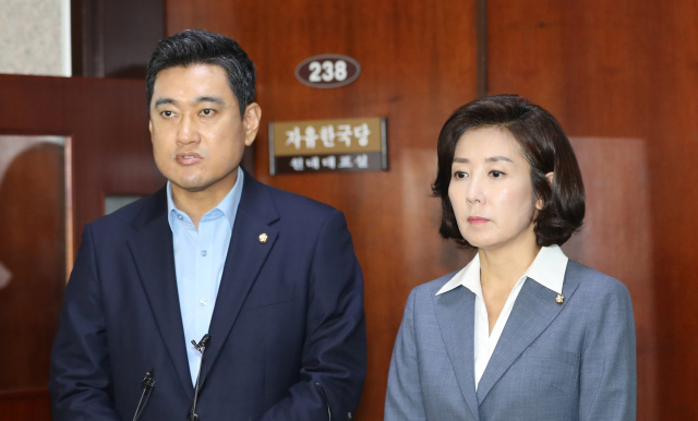 자유한국당 나경원 원내대표(오른쪽)와 바른미래당 오신환 원내대표가 26일 오전 국회에서 회동을 마친 뒤 