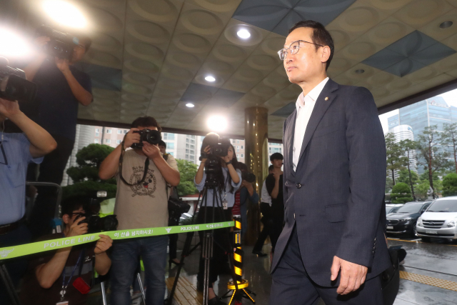 국회 패스트트랙 충돌 사태와 관련 조사를 받기위해 더불어민주당 홍영표 전 원내대표가 26일 오전 서울 영등포경찰서로 들어서고 있다. 연합뉴스