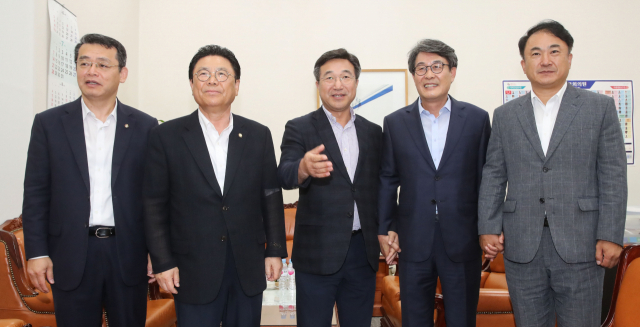 여야 5당 사무총장들이 29일 오전 국회 더불어민주당 사무총장실에서 일본의 대 한국 수출규제 대응을 위한 초당적 비상협력기구 구성을 위한 첫 실무협의를 하기에 앞서 포즈를 취하고 있다. 왼쪽부터 바른미래당 임재훈, 자유한국당 박맹우, 더불어민주당 윤호중, 민주평화당 김광수, 정의당 권태홍 사무총장. 연합뉴스