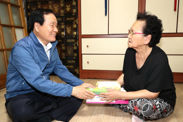 김주수 의성군수가 폭염에 취약한 오지 마을 홀몸노인 가정을 방문해 폭염 대책을 점검하고 애로사항을 듣고 있다. 의성군 제공