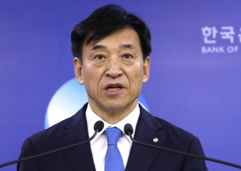 이주열 한국은행 총재가 지난 18일 서울 한국은행 기자실에서 금융통화위원회의 금리 인하 결정 배경을 설명하고 있다. 연합뉴스