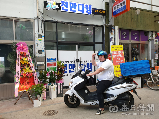 천만다행 석민규 대표가 음식배달 서비스 대행을 떠나기 전 오토바이에 올라 화이팅을 외치고 있다. 윤영민 기자