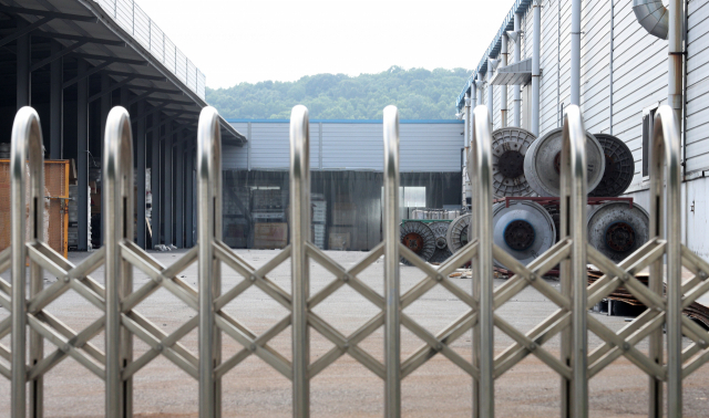 경기 침체로 가동을 중단한 뒤 공장을 임대로 내놓은 대구 성서산단 내 한 제조업체의 출입문이 29일 오후 굳게 닫혀 있다. 정운철 기자 woon@imaeil.com
