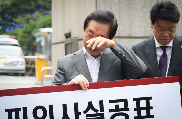 자유한국당 김성태 의원이 23일 오전 서울 양천구 서울남부지검 앞에서 KT에 딸을 부정 채용시킨 혐의로 자신을 수사한 검찰 관계자들을 규탄하는 1인 시위를 벌이는 중에 눈물을 닦고 있다. 연합뉴스