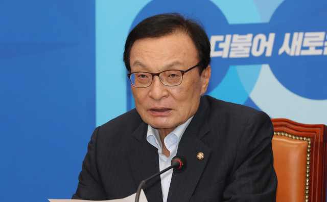 더불어민주당 이해찬 대표가 30일 오전 국회 당대표회의실에서 열린 정례 기자간담회에서 모두발언하고 있다. 연합뉴스