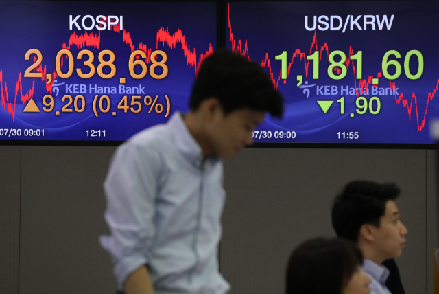 코스피가 9.20포인트 오른 2,038.68로 장을 마감한 30일 오후 서울 중구 KEB 하나은행 딜링룸에서 딜러들이 업무에 한창이다. 연합뉴스