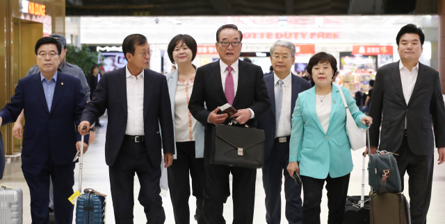 일본의 대(對)한국 수출규제 해법 모색을 위해 일본 도쿄(東京)를 찾아 1박 2일간의 의회 외교에 나서는 더불어민주당 원혜영·무소속 서청원 의원 등 국회 방일단이 지난 31일 김포공항에서 출국하고 있다. 사진 왼쪽부터 자유한국당 김광림·더불어민주당 원혜영·정의당 이정미·무소속 서청원·바른미래당 김동철·민주평화당 조배숙·자유한국당 원유철 의원. 연합뉴스