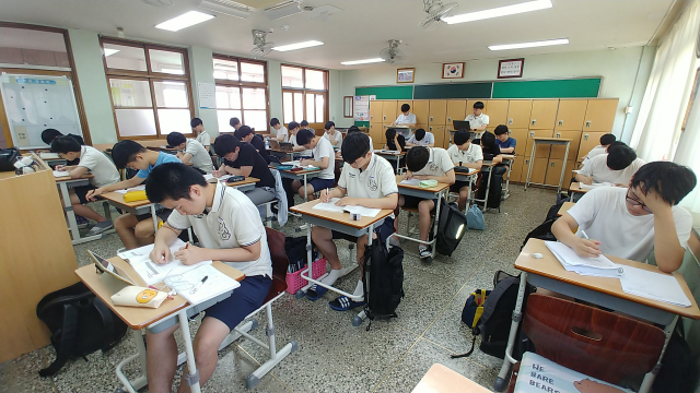 내일이면 수능시험이 꼭 100일 남는다. 그동안의 노력이 빛을 잃지 않으려면 마무리를 소홀히 해선 안된다. 무더위를 잊은 채 공부에 열중하고 있는 대건고 3학년 학생들 모습. 대건고 제공