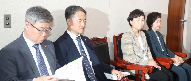 31일 오후 열린 국회 법제사법위원회 전체회의에 각부처 장관들이 참석해 대기하며 박상기 법무부 장관의 질의 답변을 지켜보고 있다. 왼쪽부터 이재갑 고용노동부 장관, 박능후 보건복지부 장관, 김현미 국토교통부 장관, 이의경 식품의약품안전처장. 자료사진 연합뉴스