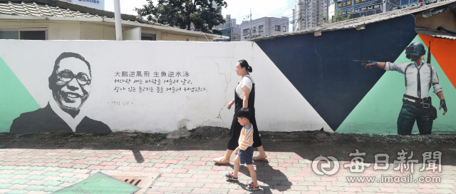 1일 대구 달서구 월성동 한 골목길에 김구 선생을 저격하는 듯한 벽화가 그려져 논란이 일고 있다. 성일권 기자 sungig@imaeil.com