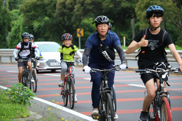 지난달 23일 안동지역 중학교 사제동행 라이딩단이 제주도에서 자전거 라이딩을 하는 가운데 한 참가 학생이 엄지를 추켜세우며 즐거워하고 있다. 안동교육지원청 제공