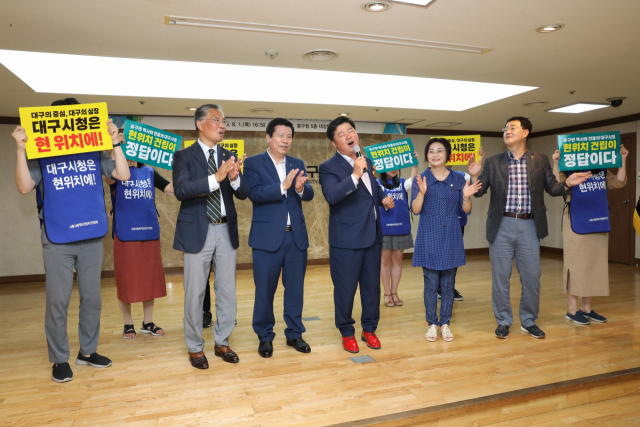 우종필 대구 중구의원(사진 중앙)이 1일 중구청 직원정례회에서 대구 신청사 현위치 건립을 주장하는 내용의 자작곡을 발표하고 있다. 중구청 제공.