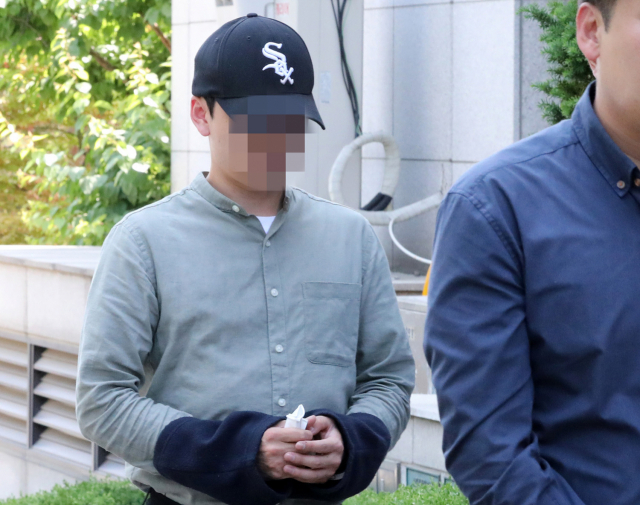 택시기사에게 동전을 던지고 욕설한 혐의(폭행 및 업무방해)를 받는 30대 승객 A씨가 16일 구속 전 피의자심문(영장실질심사)을 받기 위해 인천시 미추홀구 인천지방법원에 들어서고 있다. 이 택시기사는 당시 택시요금 문제로 A씨와 말다툼을 하던 중 의식을 잃고 쓰러진 뒤 인근 병원으로 옮겨졌으나 1시간여 만에 급성 심근경색으로 숨졌다. 연합뉴스