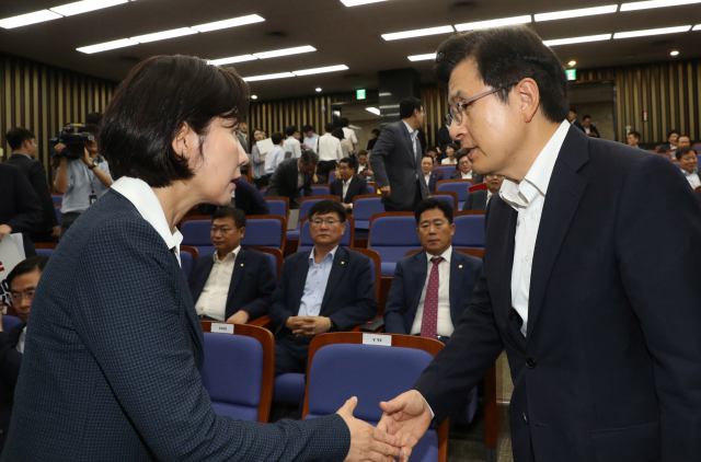 자유한국당 황교안 대표와 나경원 원내대표가 1일 오전 국회에서 열린 안보 의원총회에서 악수하고 있다. 연합뉴스