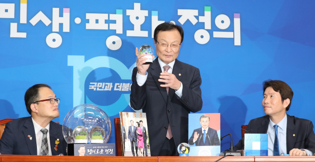 더불어민주당 이해찬 대표가 9일 오전 국회 당대표 회의실에서 열린 문재인 정부 출범 2주년을 기념 