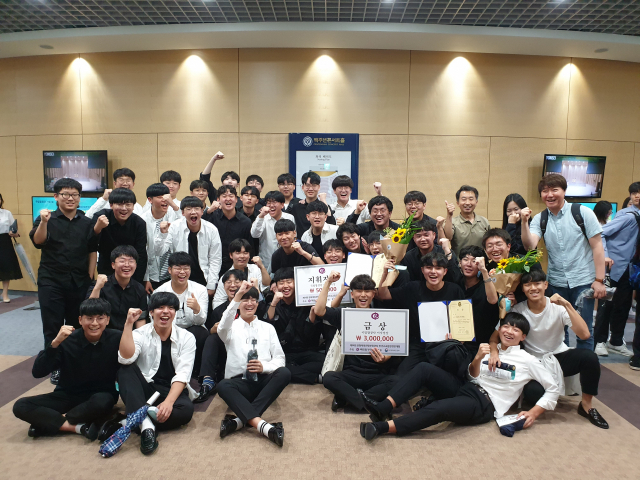 경북 구미 경구고남성합창단이 최근 연세대학교에서 열린 제14회 문화체육관광부장관상 전국고교합창경연대회에서 금상을 수상하고 기념촬영을 하고 있다. 경구고 제공