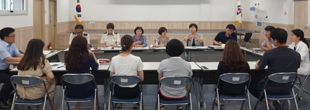 1일 예천보건소 회의실에서 재난 발생 시 현장응급의료소를 담당할 예천소방서와 보건서 직원 20여 명이 모여 의료소 설치 및 운영 방법을 논의하고 있다. 예천소방서 제공