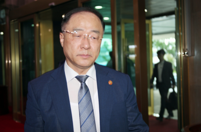 일본이 화이트리스트(수출 심사 우대국)에서 한국을 제외하는 수출무역관리령 정령(시행령) 개정안을 2일 오전 각의(국무회의)에서 처리할 전망인 가운데 홍남기 경제부총리 겸 기획재정부 장관이 굳은 표정으로 서울 세종로 정부서울청사로 들어서고 있다. 연합뉴스