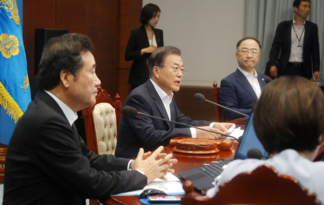 문재인 대통령이 2일 오후 청와대에서 일본의 추가 경제 보복 조치에 대한 대응방안을 논의하기 위해 열린 임시 국무회의를 주재하고 있다. 이날 국무회의는 일본이 이날 오전 각의(국무회의)에서 한국을 